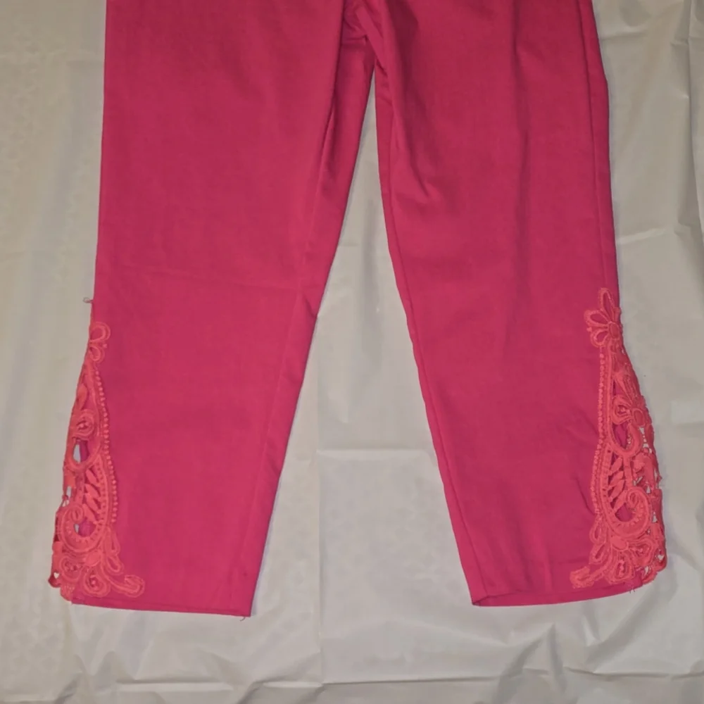 Jessica Riley Stretch Pink Capris with Lace Cutout Small - Picture 3 of 10